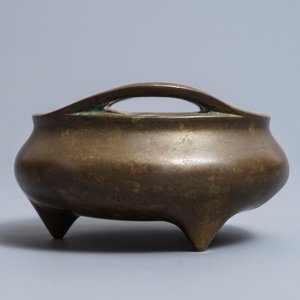 Een Chinese bronzen driepotige wierookbrander, Xuande merk, 18/19e eeuw — foto 3