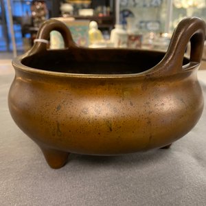 Een Chinese bronzen driepotige wierookbrander, Xuande merk, 18e eeuw — foto 11
