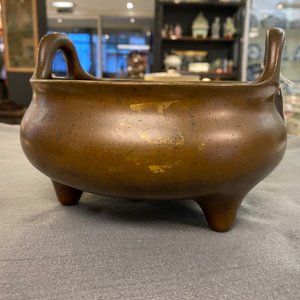 Een Chinese bronzen driepotige wierookbrander, Xuande merk, 18e eeuw — foto 16