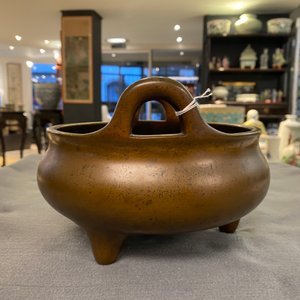 Een Chinese bronzen driepotige wierookbrander, Xuande merk, 18e eeuw — foto 18