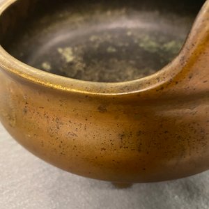 Een Chinese bronzen driepotige wierookbrander, Xuande merk, 18e eeuw — foto 20