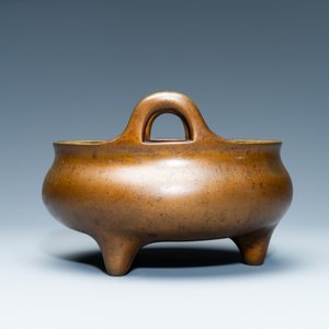 Een Chinese bronzen driepotige wierookbrander, Xuande merk, 18e eeuw — foto 5