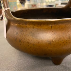 Een Chinese bronzen driepotige wierookbrander, Xuande merk, 18e eeuw — foto 10