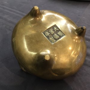 Een Chinese bronzen driepotige wierookbrander, Xuande merk, 18e eeuw — foto 11