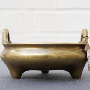 Een Chinese bronzen driepotige wierookbrander, Xuande merk, 18e eeuw — foto 13