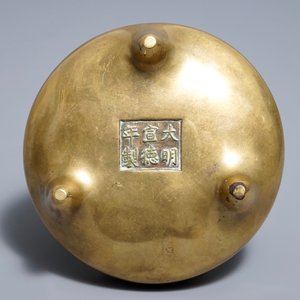 Een Chinese bronzen driepotige wierookbrander, Xuande merk, 18e eeuw — foto 6