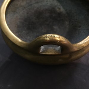 Een Chinese bronzen driepotige wierookbrander, Xuande merk, 18e eeuw — foto 8