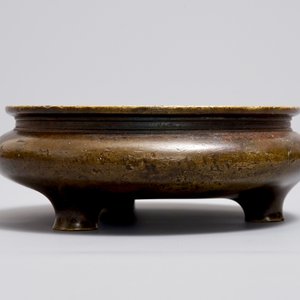 Een Chinese bronzen driepotige wierookbrander, Xuande merk, Ming — foto 4