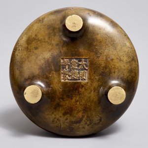 Een Chinese bronzen driepotige wierookbrander, Xuande merk, Ming — foto 6