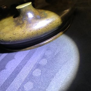 Een Chinese bronzen driepotige wierookbrander, Xuande merk, Ming — foto 10