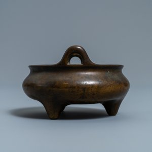 Een Chinese bronzen driepotige wierookbrander, zegelmerk, 17/18e eeuw — foto 5