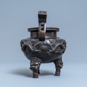 Een Chinese bronzen driepotige wierookbrander, zegelmerk, Qing — foto 5