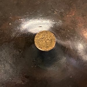 Een Chinese bronzen driepotige wierookbrander, zegelmerk, Yuan — foto 17