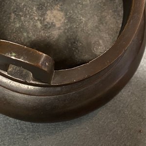 Een Chinese bronzen driepotige wierookbrander, zegelmerk, Yuan — foto 10