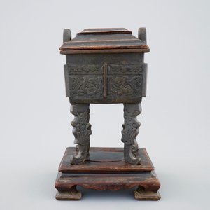 Een Chinese bronzen Fang Ding wierookbrander op sokkel met houten deksel, 18/19e eeuw — foto 2