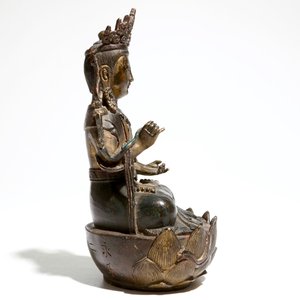 Een Chinese bronzen figuur van Bodhisattva met inscriptie en datering, Ming — foto 4