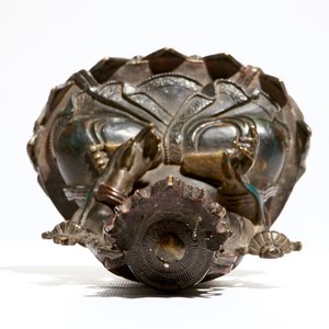 Een Chinese bronzen figuur van Bodhisattva met inscriptie en datering, Ming — foto 5