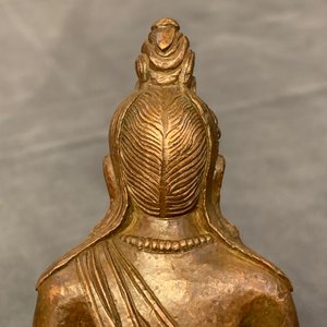 Een Chinese bronzen figuur van Boeddha Amithayus, 17/18e eeuw — foto 11