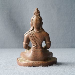 Een Chinese bronzen figuur van Boeddha Amithayus, 17/18e eeuw — foto 8