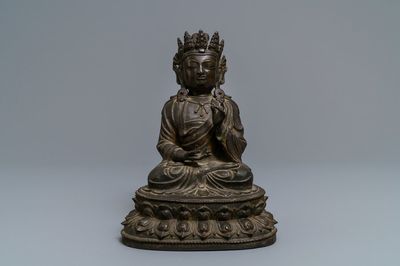Een Chinese bronzen figuur van Boeddha, Ming