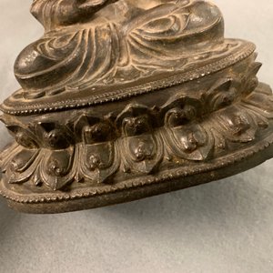 Een Chinese bronzen figuur van Boeddha, Ming — foto 16