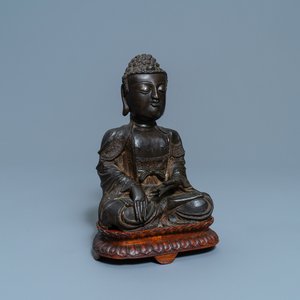 Een Chinese bronzen figuur van Boeddha, Ming — foto 1
