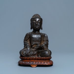 Een Chinese bronzen figuur van Boeddha, Ming — foto 2