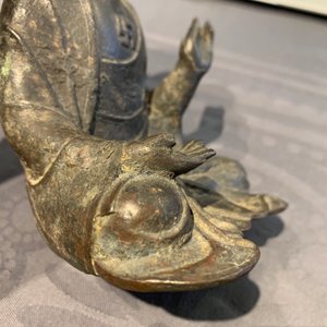 Een Chinese bronzen figuur van Boeddha, Ming — foto 11