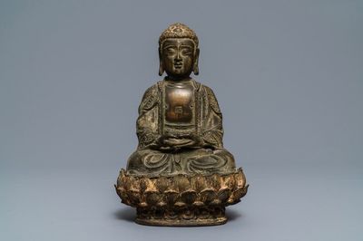 Een Chinese bronzen figuur van Boeddha op een lotustroon, Ming