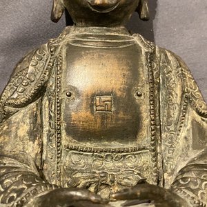 Een Chinese bronzen figuur van Boeddha op een lotustroon, Ming — foto 14