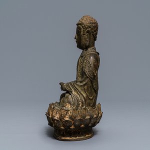 Een Chinese bronzen figuur van Boeddha op een lotustroon, Ming — foto 2