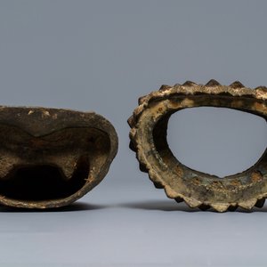 Een Chinese bronzen figuur van Boeddha op een lotustroon, Ming — foto 5