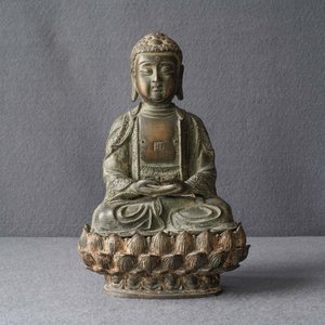 Een Chinese bronzen figuur van Boeddha op een lotustroon, Ming — foto 7