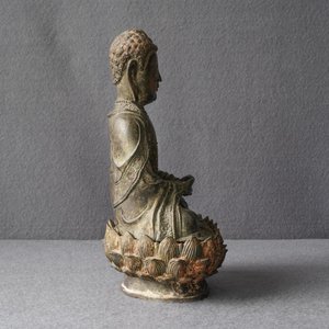 Een Chinese bronzen figuur van Boeddha op een lotustroon, Ming — foto 8
