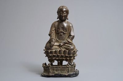 Een Chinese bronzen figuur van Buddha Shakyamuni op lotustroon, Ming