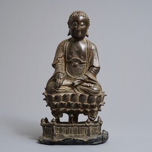 Een Chinese bronzen figuur van Buddha Shakyamuni op lotustroon, Ming — foto 1