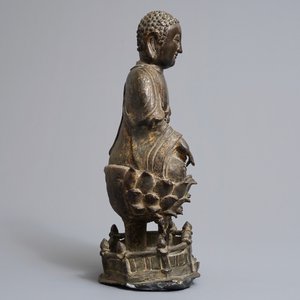 Een Chinese bronzen figuur van Buddha Shakyamuni op lotustroon, Ming — foto 2