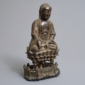 Een Chinese bronzen figuur van Buddha Shakyamuni op lotustroon, Ming — foto 7