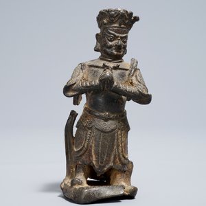 Een Chinese bronzen figuur van een bewaker, Ming — foto 2