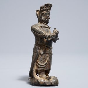 Een Chinese bronzen figuur van een bewaker, Ming — foto 3