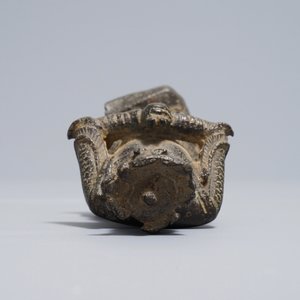 Een Chinese bronzen figuur van een bewaker, Ming — foto 6