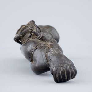 Een Chinese bronzen figuur van een dame met bloemenmand, 18/19e eeuw — foto 6