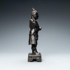 Een Chinese bronzen figuur van een dienaar, Ming — foto 5