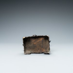 Een Chinese bronzen figuur van een dienaar, Ming — foto 7