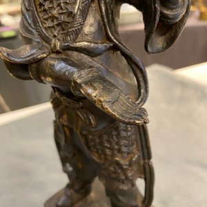 Een Chinese bronzen figuur van een dienaar, Ming — foto 8