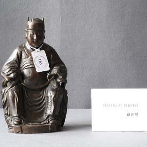 Een Chinese bronzen figuur van een hoogwaardigheidsbekleder, 17/18e eeuw — foto 8