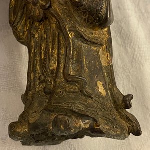 Een Chinese bronzen figuur van een hoogwaardigheidsbekleder, Ming — foto 11