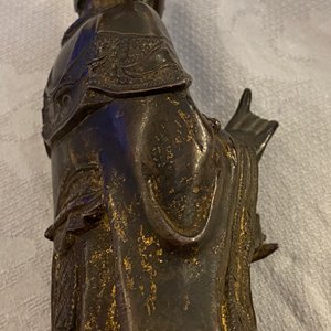 Een Chinese bronzen figuur van een hoogwaardigheidsbekleder, Ming — foto 16