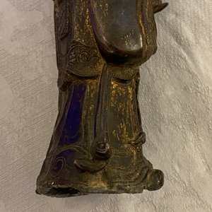 Een Chinese bronzen figuur van een hoogwaardigheidsbekleder, Ming — foto 17