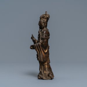 Een Chinese bronzen figuur van een hoogwaardigheidsbekleder, Ming — foto 5